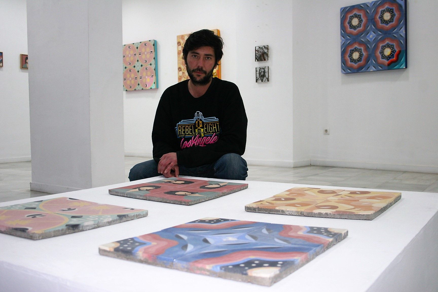 El artista Juan Cruz posa en la galería Diwap