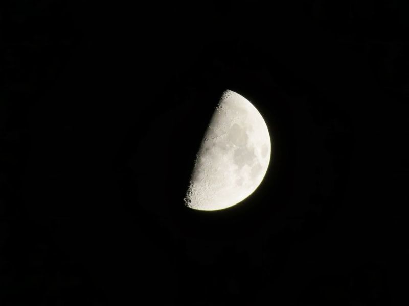Una imagen de la luna en cuarto creciente.