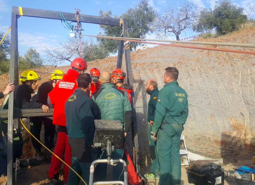 La Guardia Civil, Bomberos, el 112, psicólogas, voluntarios, técnicos y empresas, en el rescate de Julen. FOTO: MARÍA GÁMEZ. La Guardia Civil, Bomberos, el 112, psicólogas, voluntarios, técnicos y empresas, en el rescate de Julen. FOTO: MARÍA GÁMEZ.