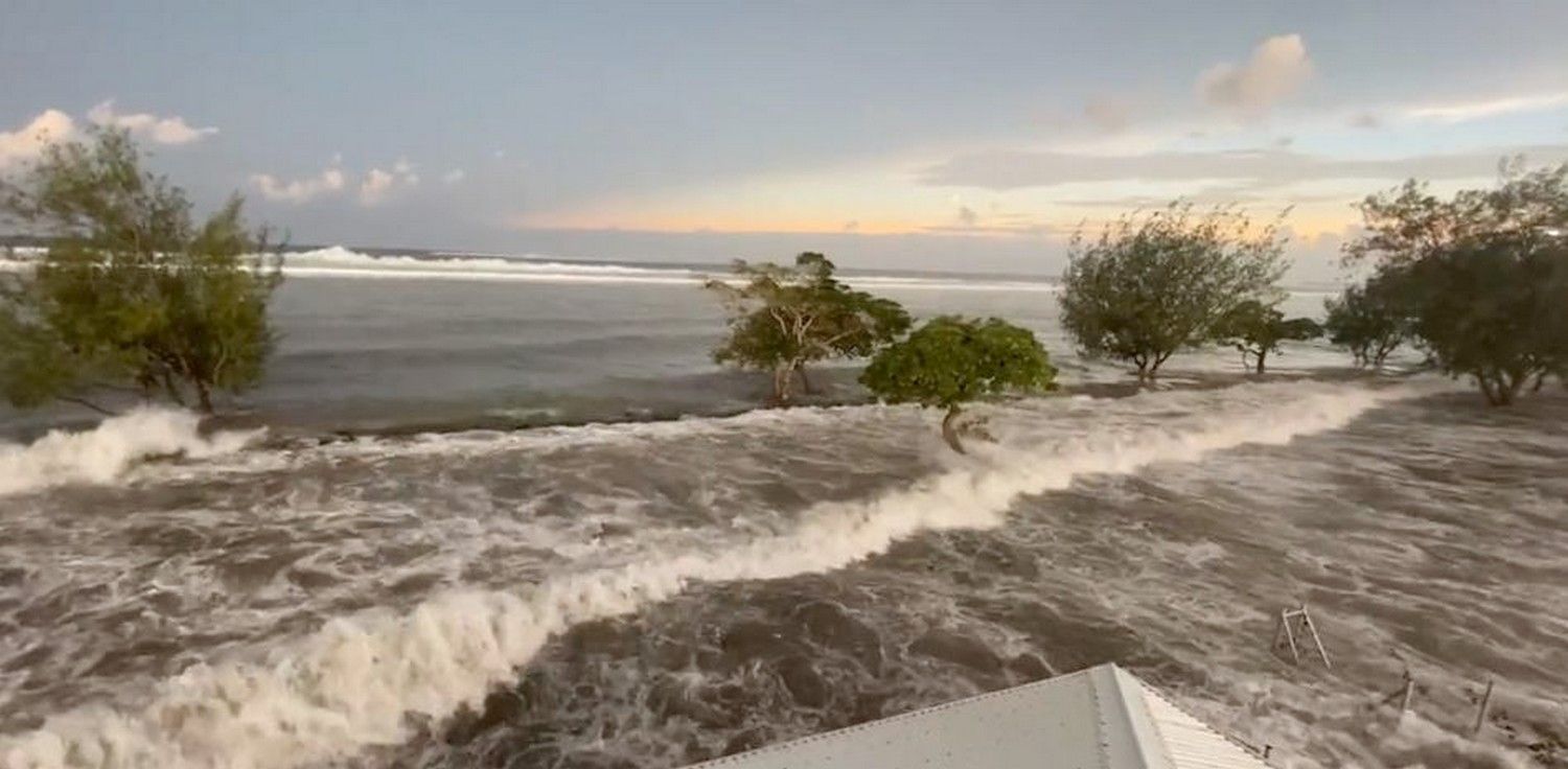 Una imagen del tsunami en Tonga, la isla del Pacífico de la que no sabíamos nada 