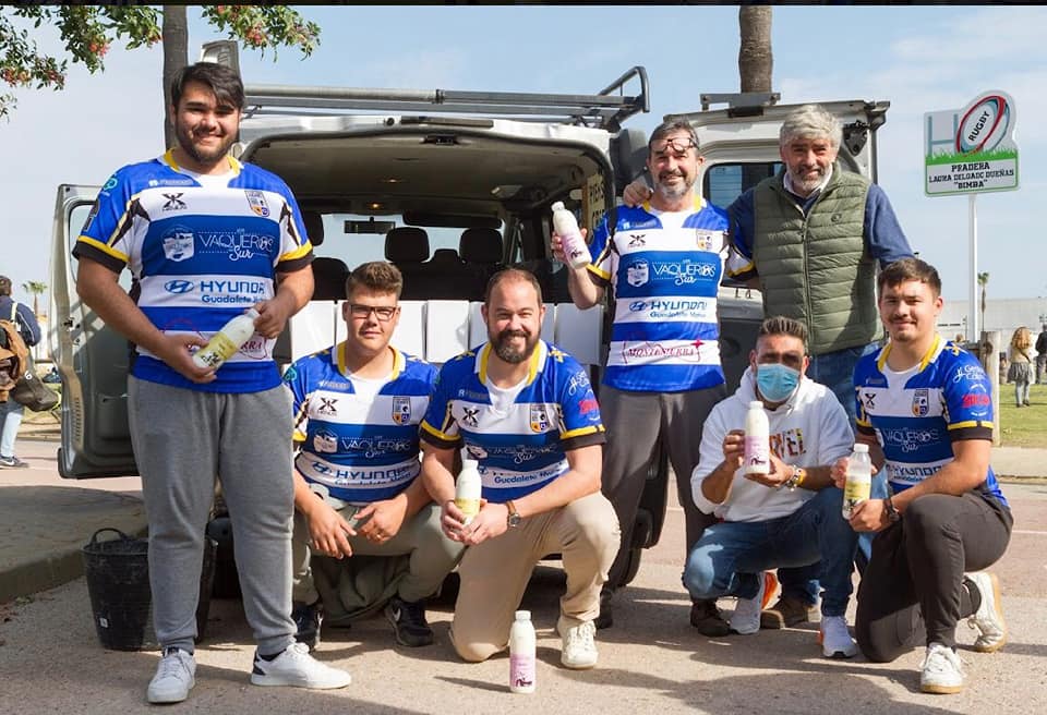 Donación de más de 1.000 litros de leche de Juan José Hidalgo a la asociación Solidarios Estella del Marqués.