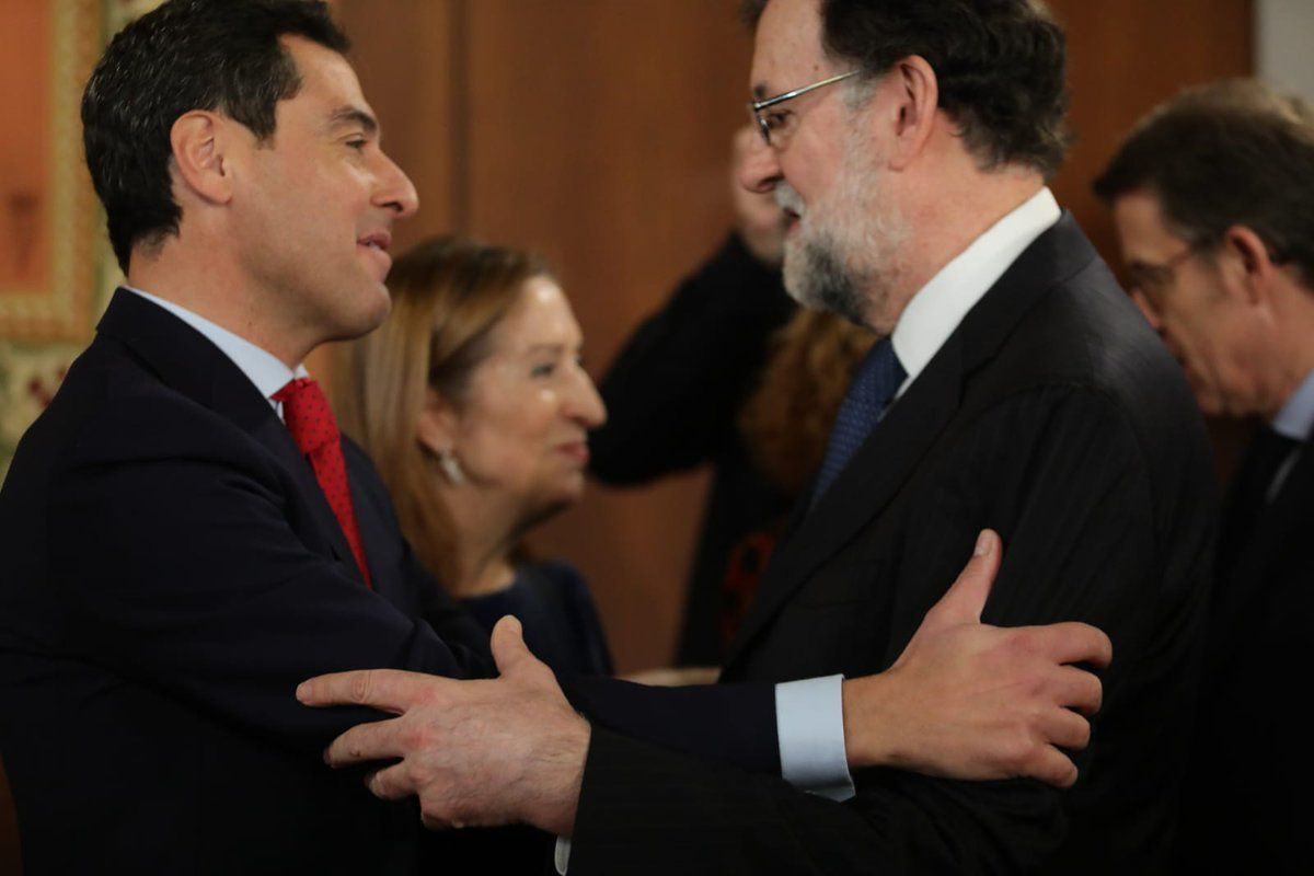 Esa gente. En la imagen, Rajoy saluda a Moreno tras tomar posesión como presidente de la Junta de Andalucía. FOTO: PP