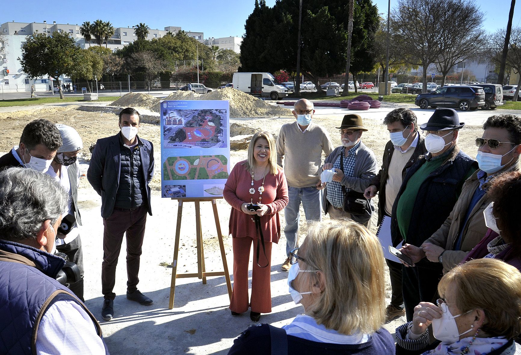Presentación del proyecto, con la alcaldesa en el centro de la imagen, que renovará por completo el parque de La Granja.