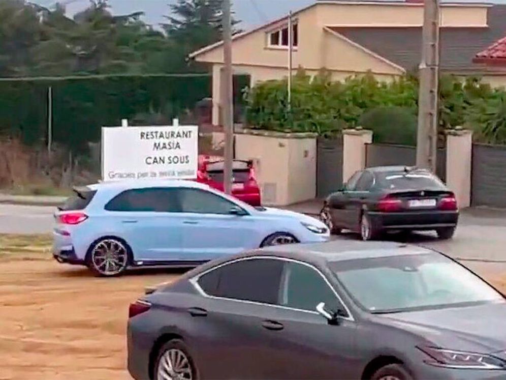 Momento de la huida .  TWITTER. 30 jóvenes hacen un simpa con una cuenta de más de 1.000 euros y se olvidan a algunos amigos en el baño