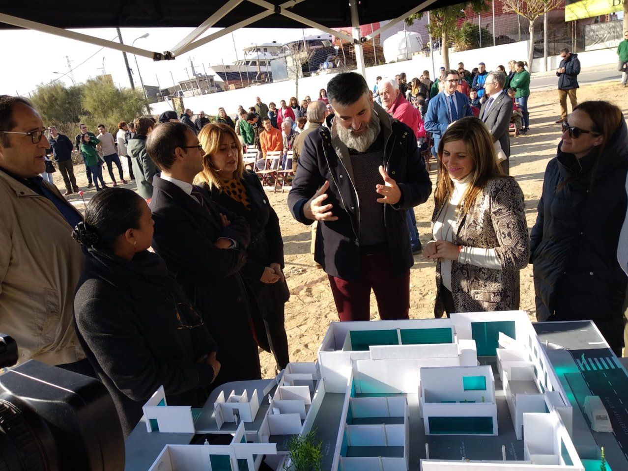 El acto de colocación de la primera piedra en el centro de Afanas de Sanlúcar. Foto: Diputación de Cádiz.