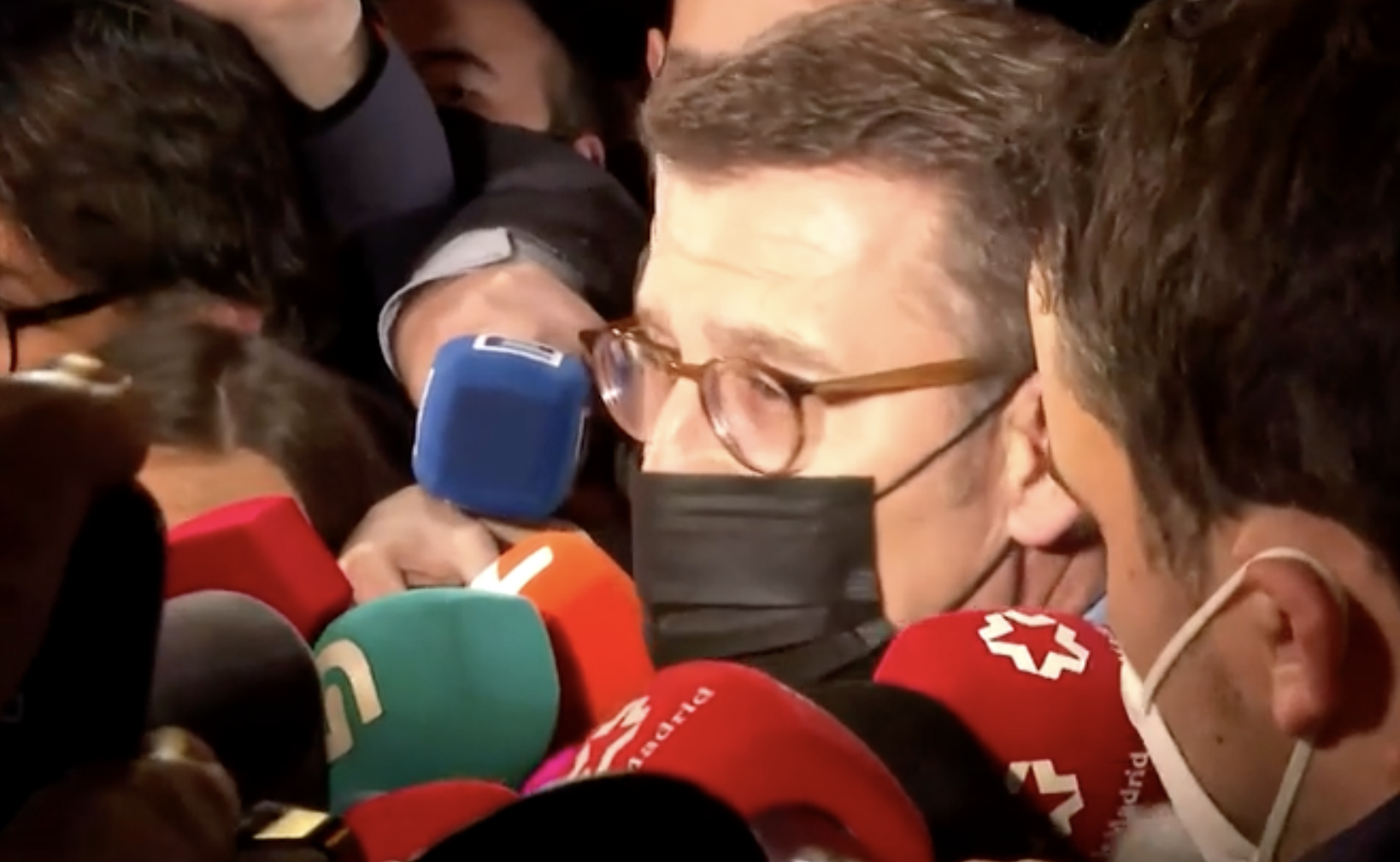 Feijóo atiende a los medios, este pasado jueves, a su llegada al encuentro con Casado, en una imagen de 'Antena 3'. Feijóo atiende a los medios, este pasado jueves, a su llegada al encuentro con Casado, en una imagen de 'Antena 3'.