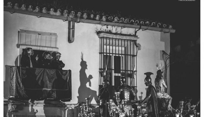 La sombra del Selor de las Penas sobre la fachada de la casa, en plaza San Lucas, mientras se canta una saeta.   ESTEBAN