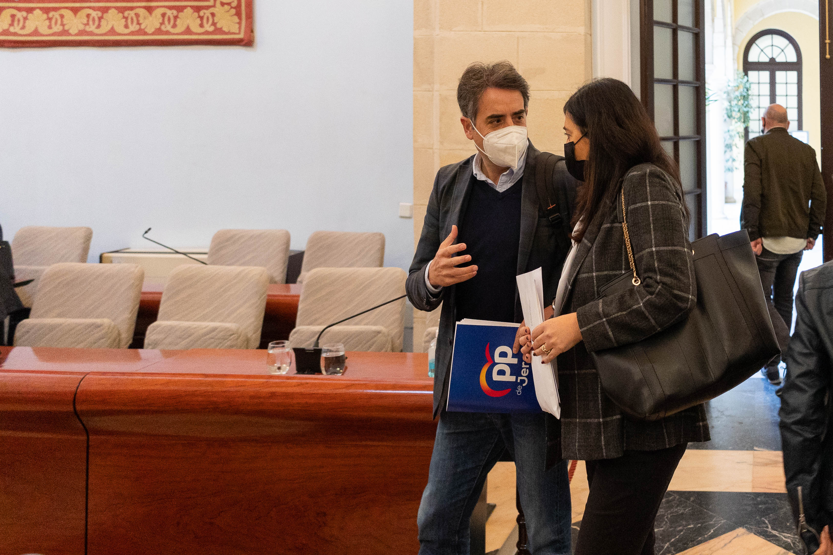 Saldaña conversa con una de sus concejales, a su llegada al pleno ordinario de febrero, celebrado este pasado jueves en el Ayuntamiento.