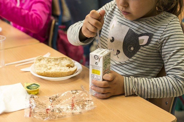 Desayuno andaluz en las escuelas por el Día de Andalucía.
