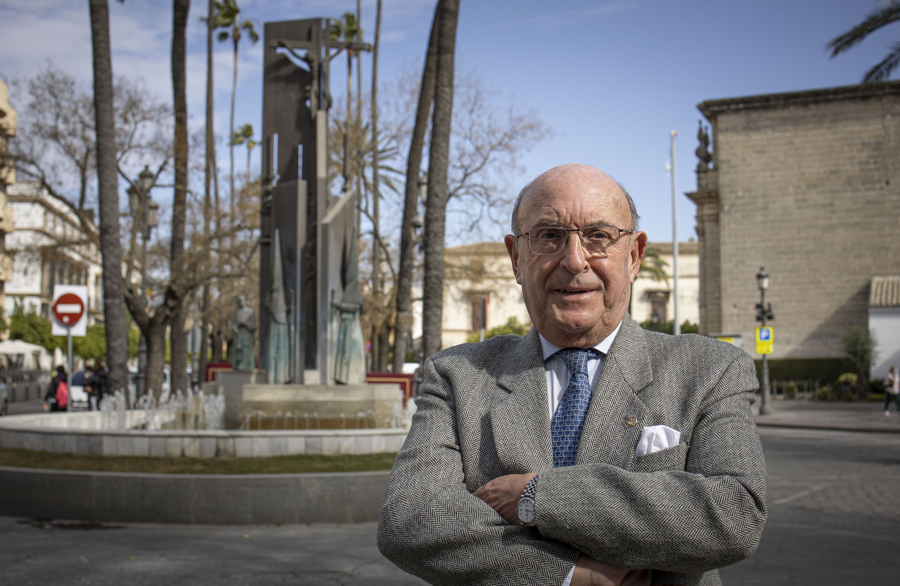 Fernández-Gao, en días pasados, ante el monumento a las cofradías que se inauguró siendo presidente de la Unión de Hermandades.