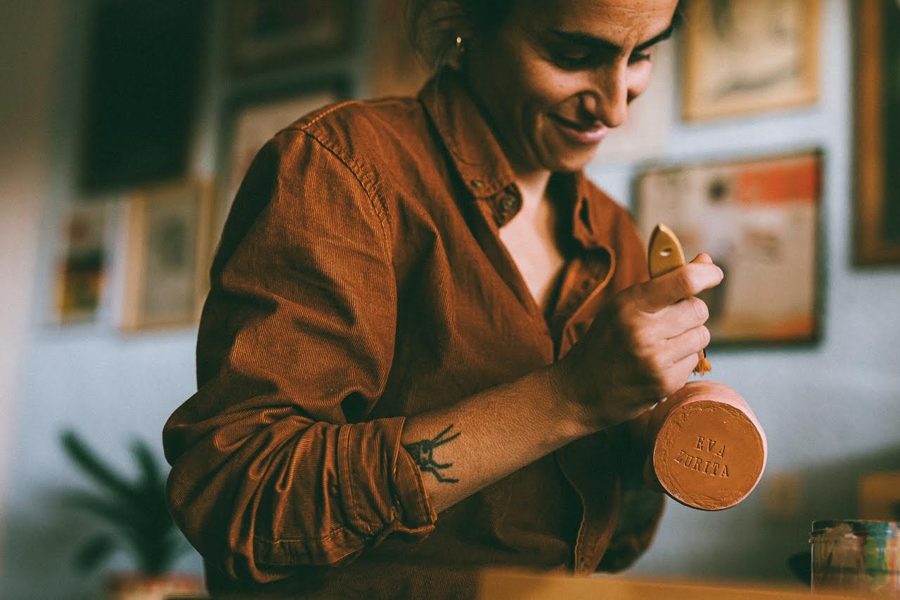 Eva Zurita modelando uno de sus maceteros de cerámica.