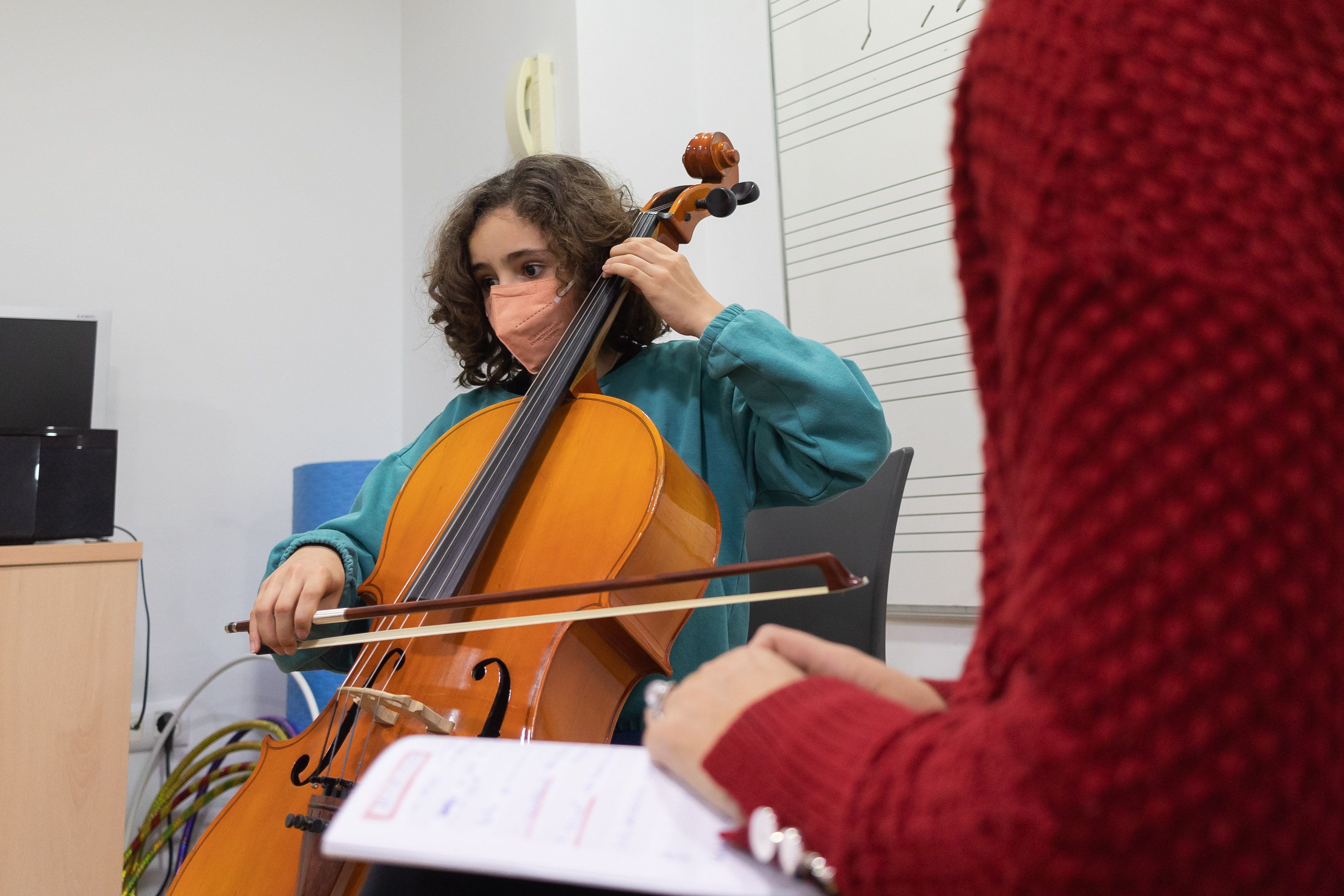 El violonchelo también está entre los instrumentos elegidos por los alumnos de este centro de estudios musicales