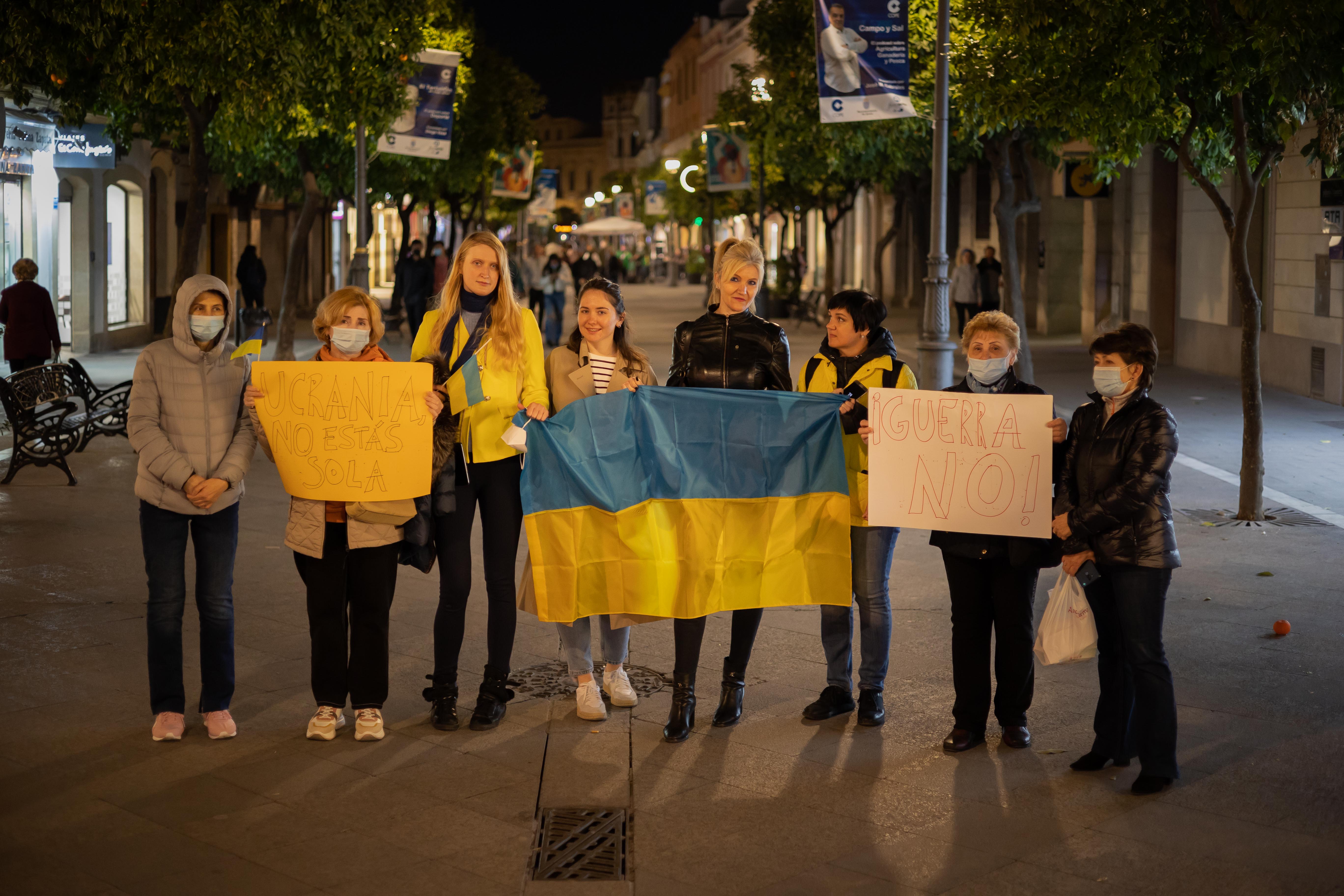 Familias ucranianas en Jerez posan para lavozdelsur.es tras la entrevista
