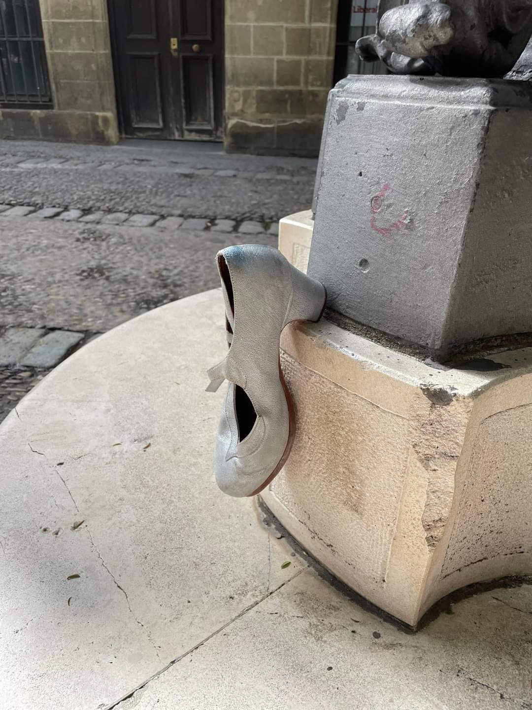 Zapato de tacón extraviado en Jerez.