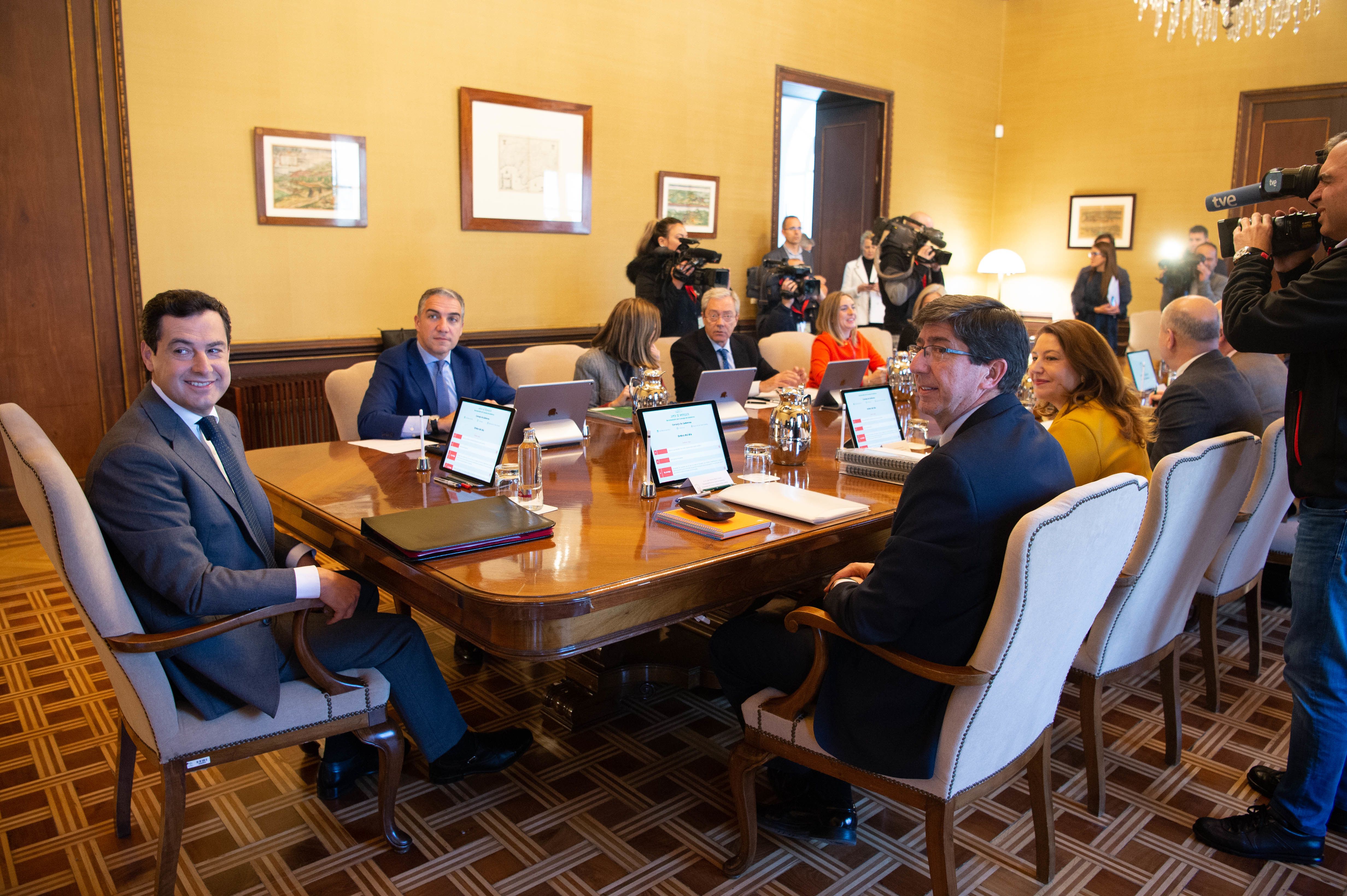 Moreno, Bendodo, y Marín, los 'mandamases' del Gobierno andaluz, en un Consejo de Gobierno retrospectivo.