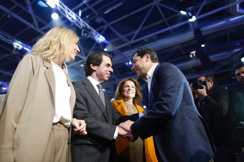 Juanma Moreno saluda a Aznar, en la convención nacional del PP celebrada el pasado fin de semana. FOTO: Juanma Moreno /Twitter