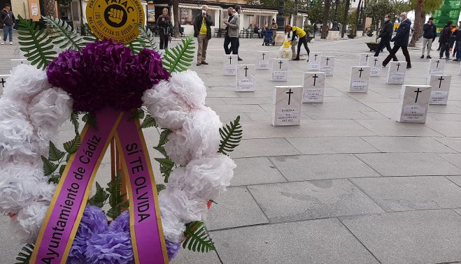 Corona de espinas en la protesta de los interinos del consistorio gaditano