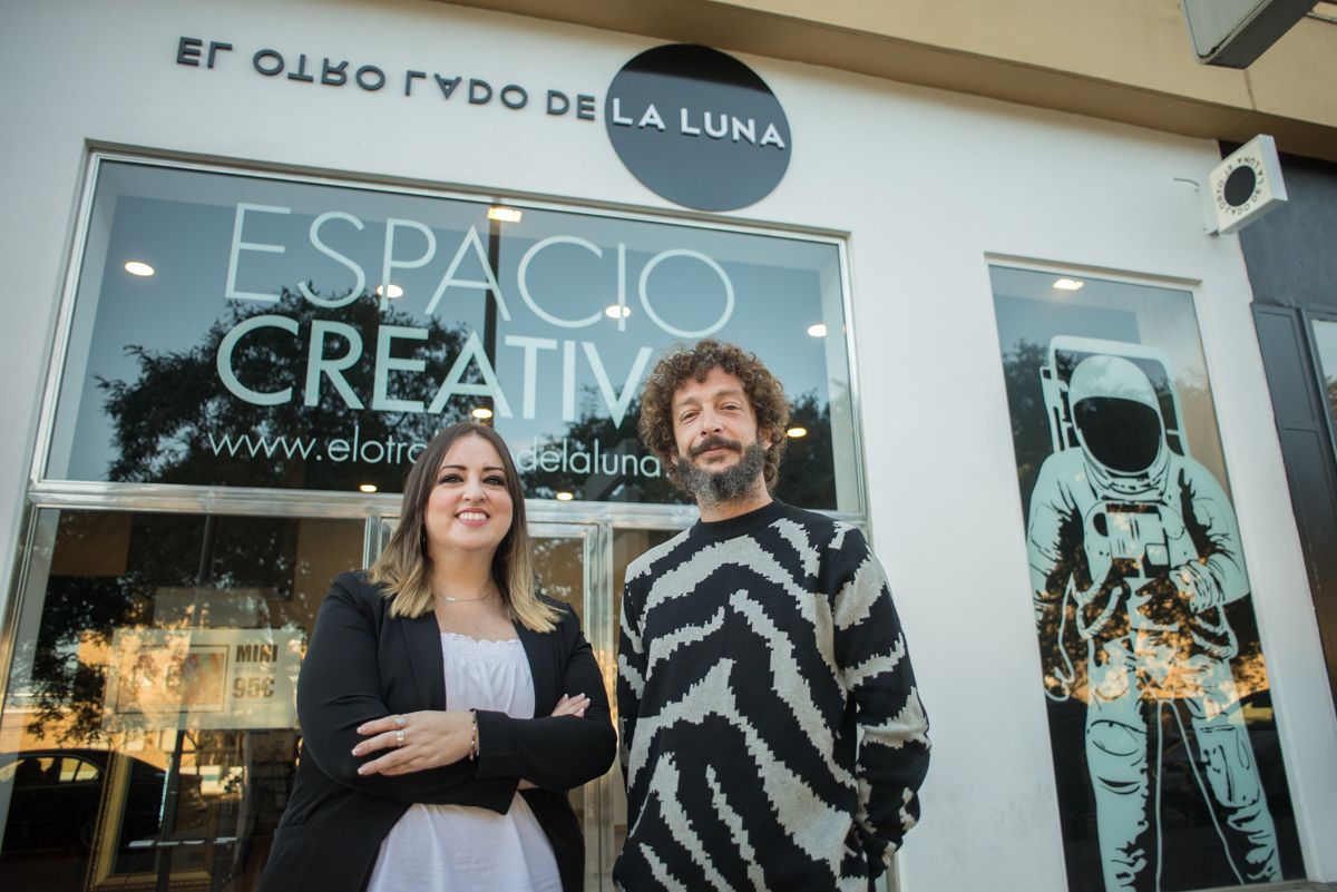 Alicia Pérez y Salva Gil, frente a la fachada de El otro lado de la luna. FOTO: MANU GARCÍA. 