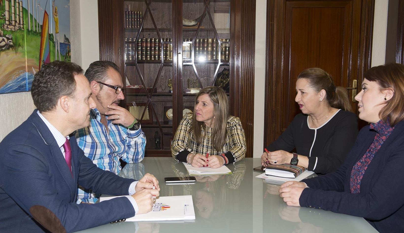 Irene García con los trabajadores de Konecta. Foto: Carmen Romero.