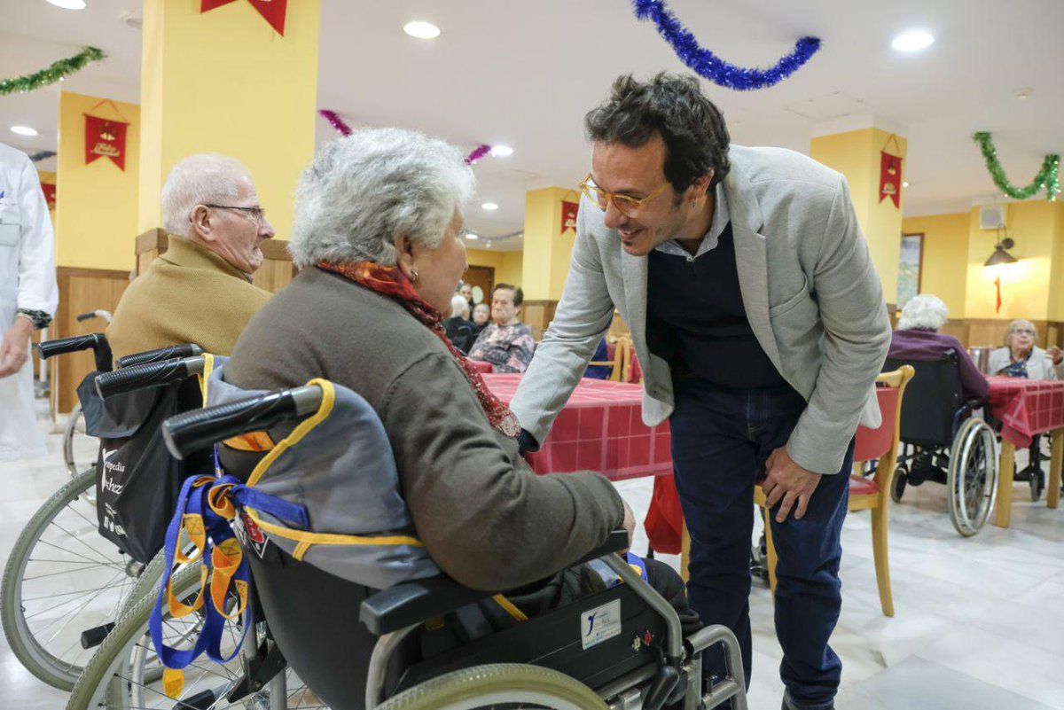 El alcalde de Cádiz, en una visita a la residencia de mayores Matía Calvo.
