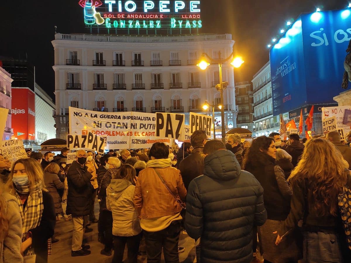 Manifestación contra la guerra de Ucrania en Madrid. Artículo de opinión escrito por Juan Bouza titulado 'El precio de la equidistancia'.