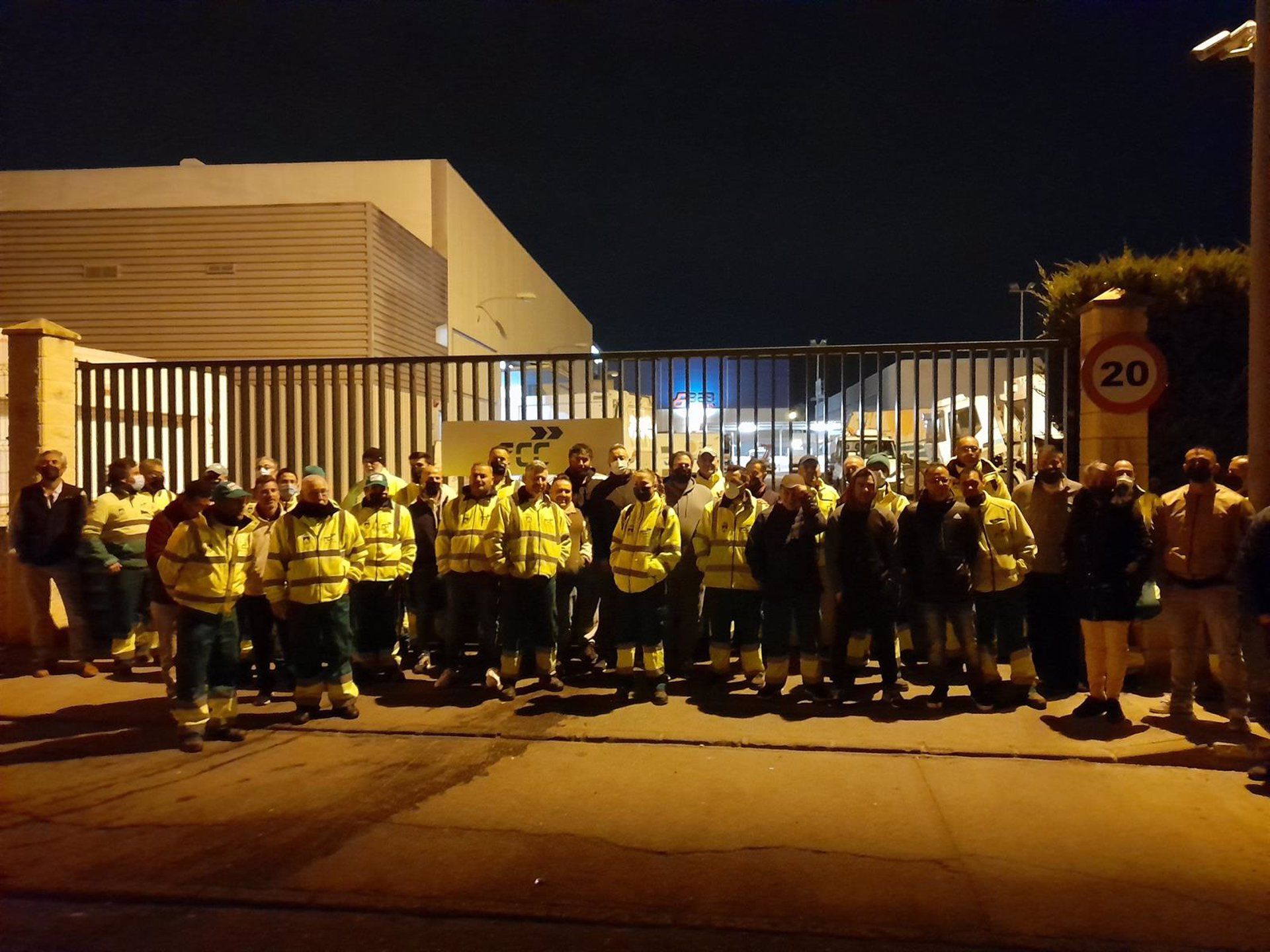 Empleados del sector de recogida de residuos sólidos urbanos (RSU) inician una huelga indefinida en El Puerto.