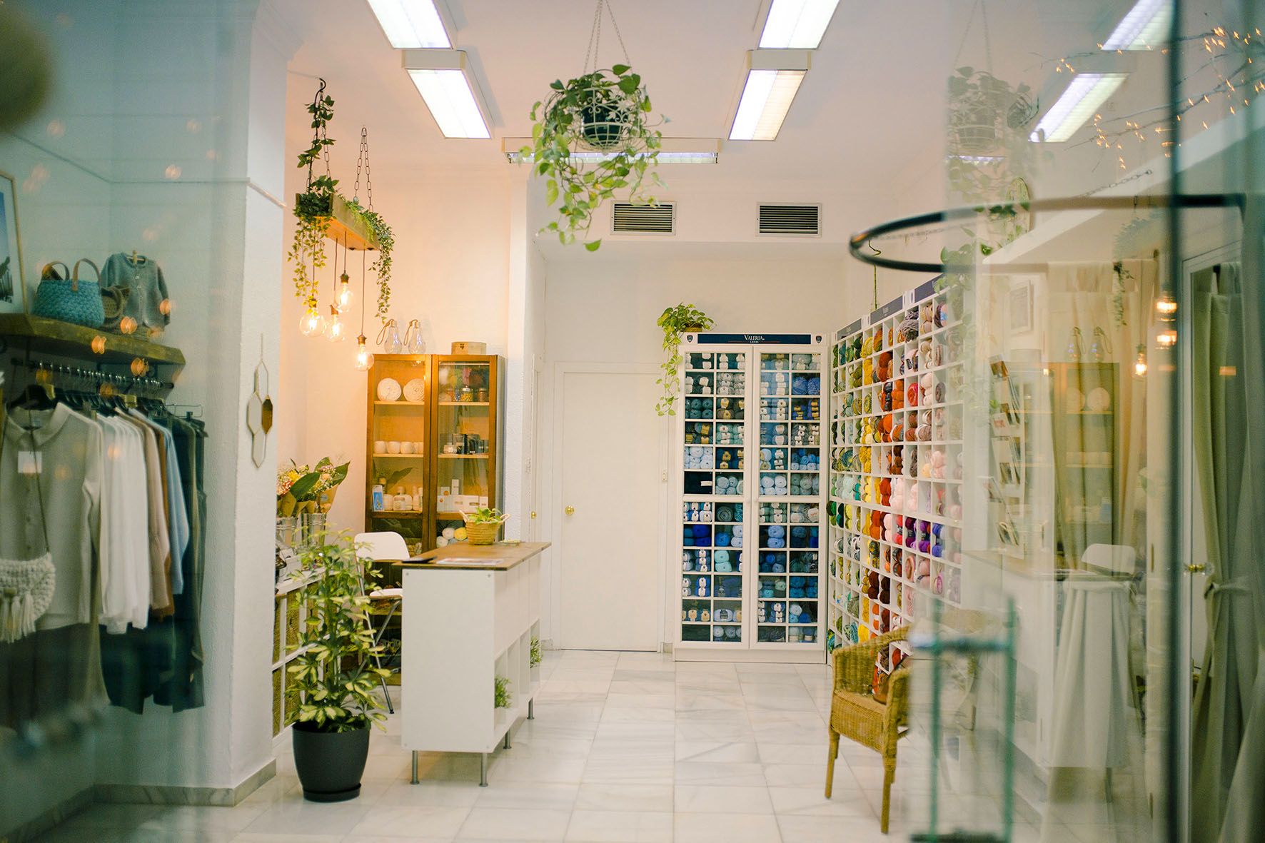 Interior de la tienda Entre Ovillos, tras la reinaguración. 