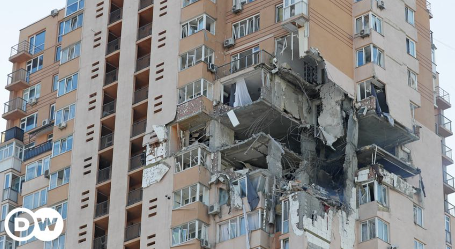 Un enorme agujero tras impactar un misil ruso en un edificio de Kiev, capital de Ucrania.