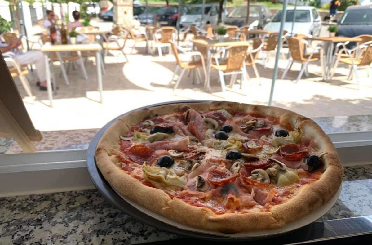 Kiosco Pizza Da Enrico, un quiosco de chuches convertido en una pizzería en Zahara de la Sierra.