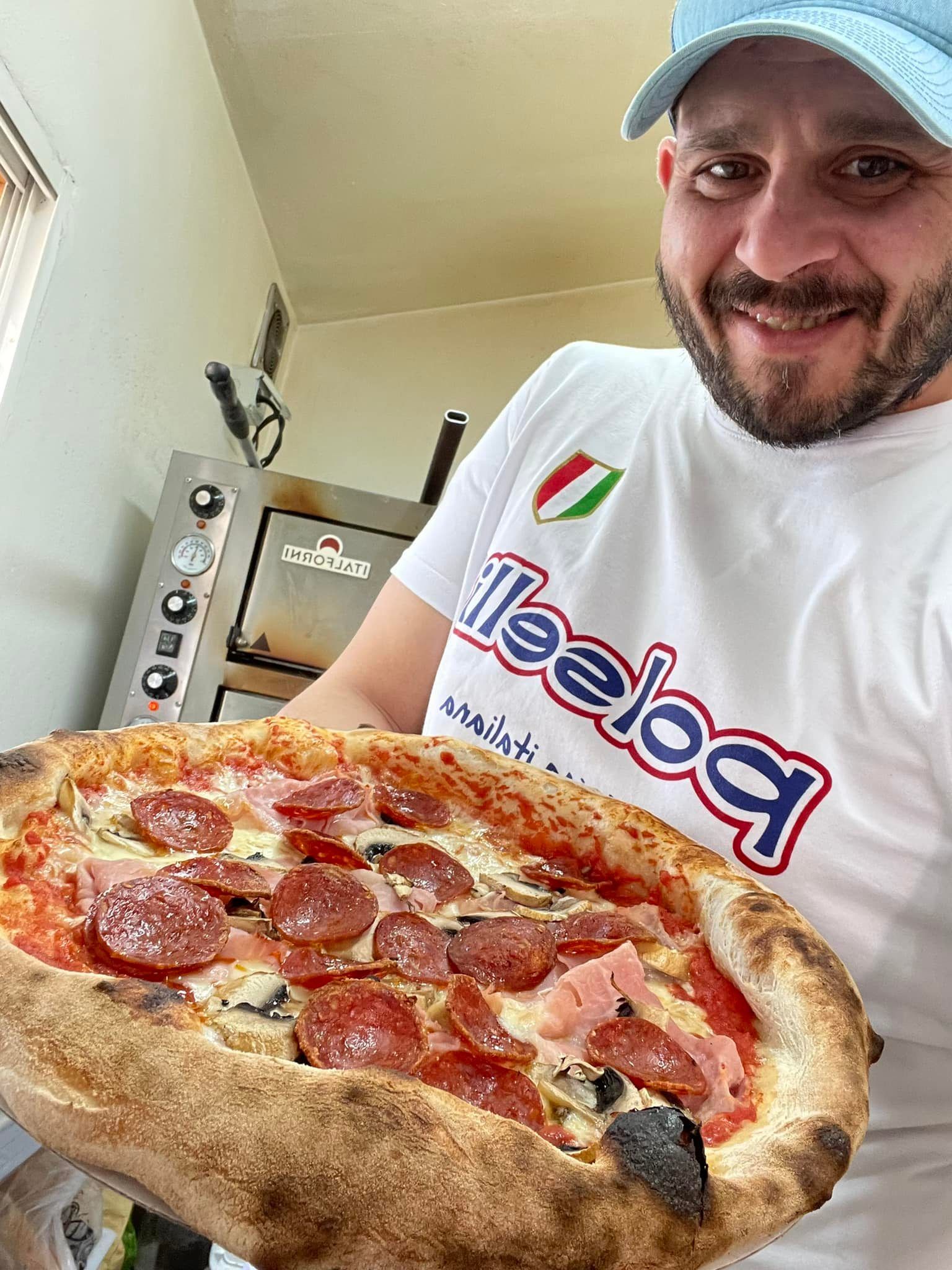 El italiano con una de sus pizzas.