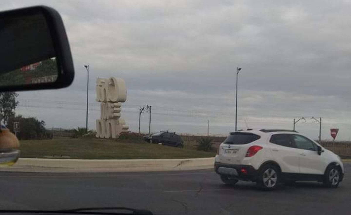 Un coche se estampa contra la rotonda de entrada a Chiclana. FACEBOOK