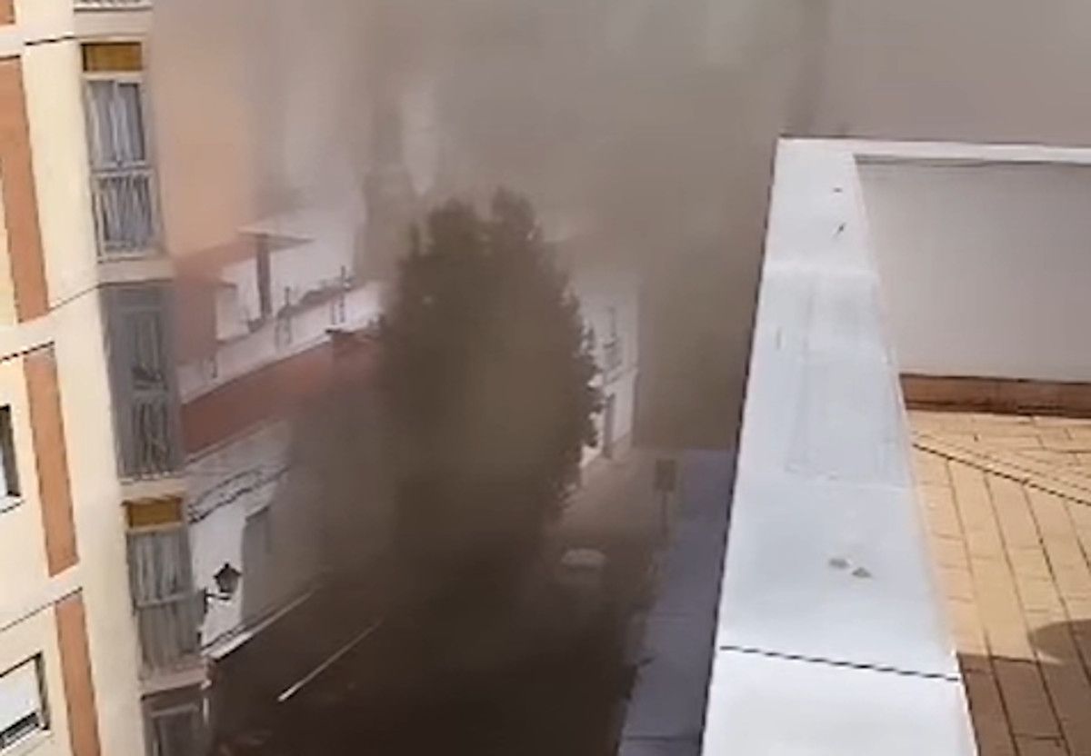 Sale humo de una freiduría de la calle de la Rosa en Cádiz.
