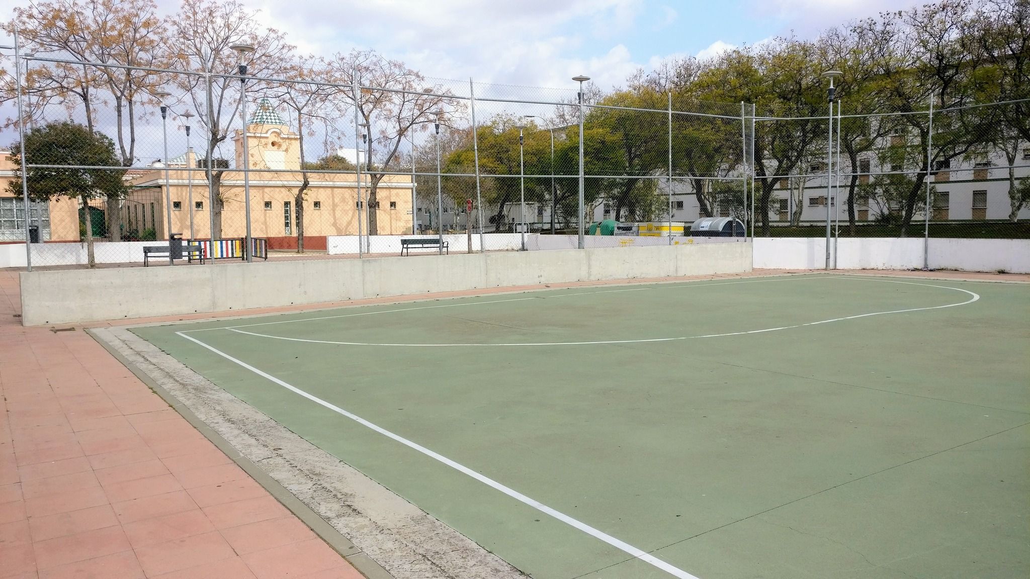 Campo de fútbol sala sin porterías en la barriada de Los Frailes en El Puerto.