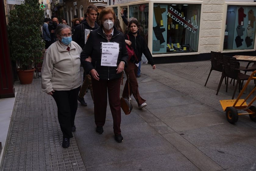 Febrero. En la imagen, el no a la guerra de dos mujeres.
