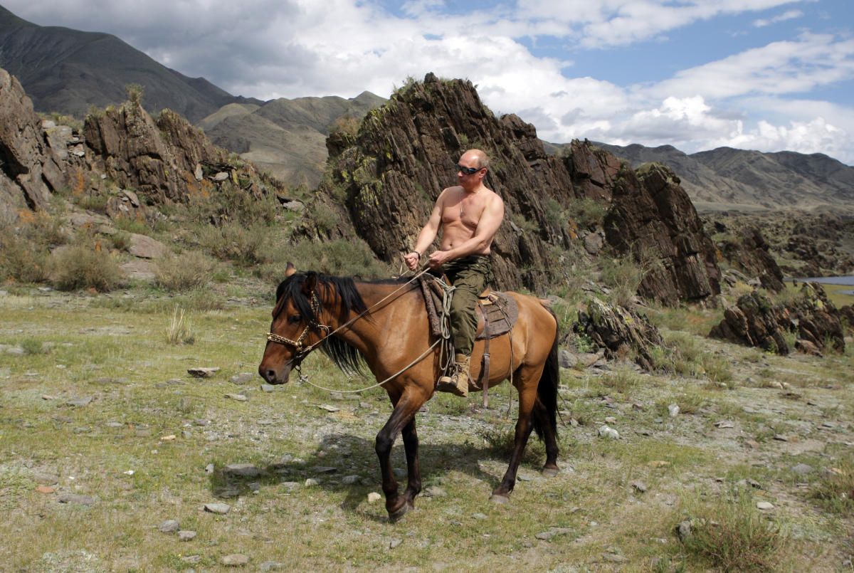 Vladimir Putin, presidente de Rusia y causante de la invasión a Ucrania, montando a caballo años atrás