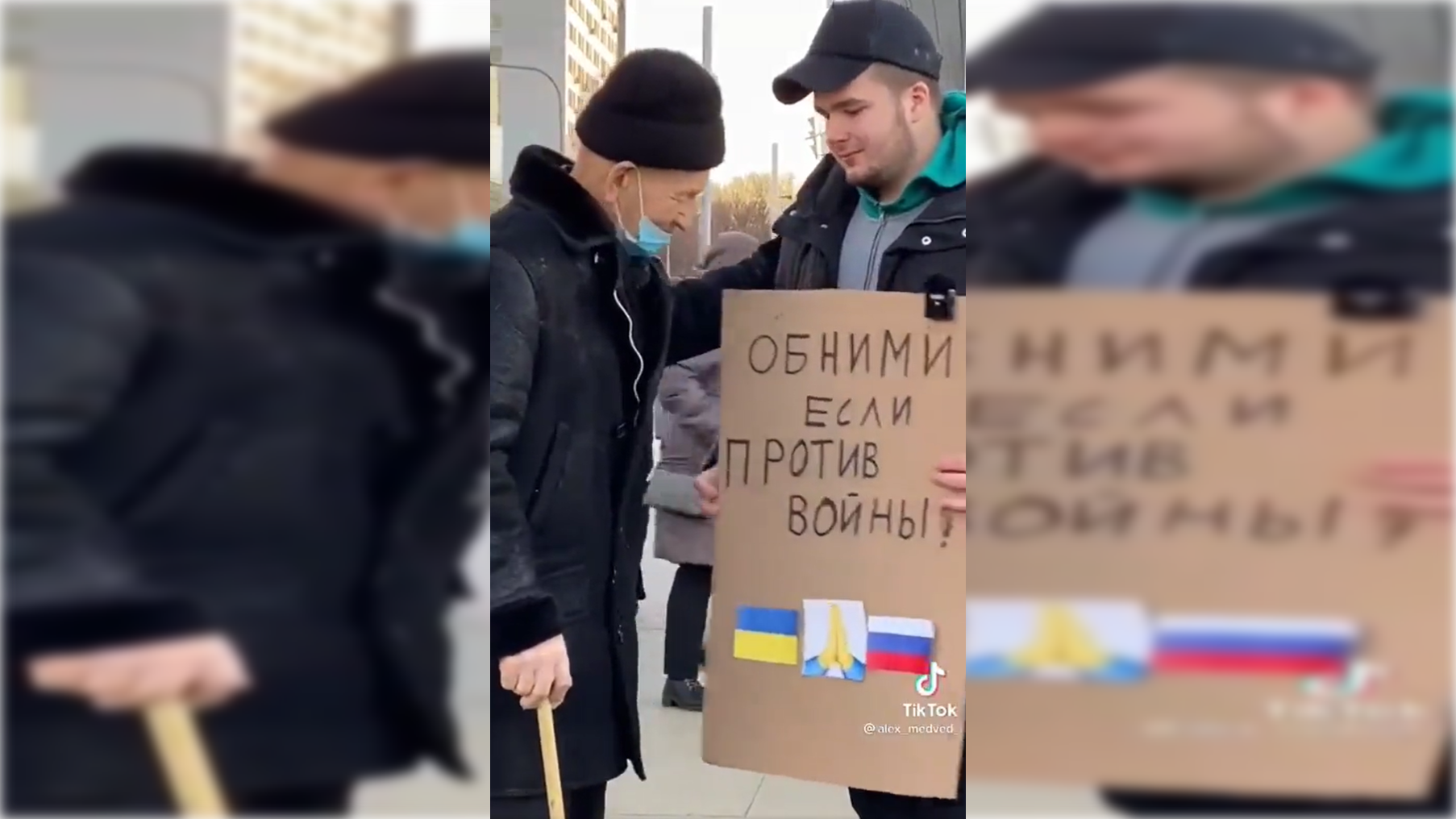 Un ciudadano ruso, Alex Medved, abraza a moscovitas en contra de la guerra de Ucrania