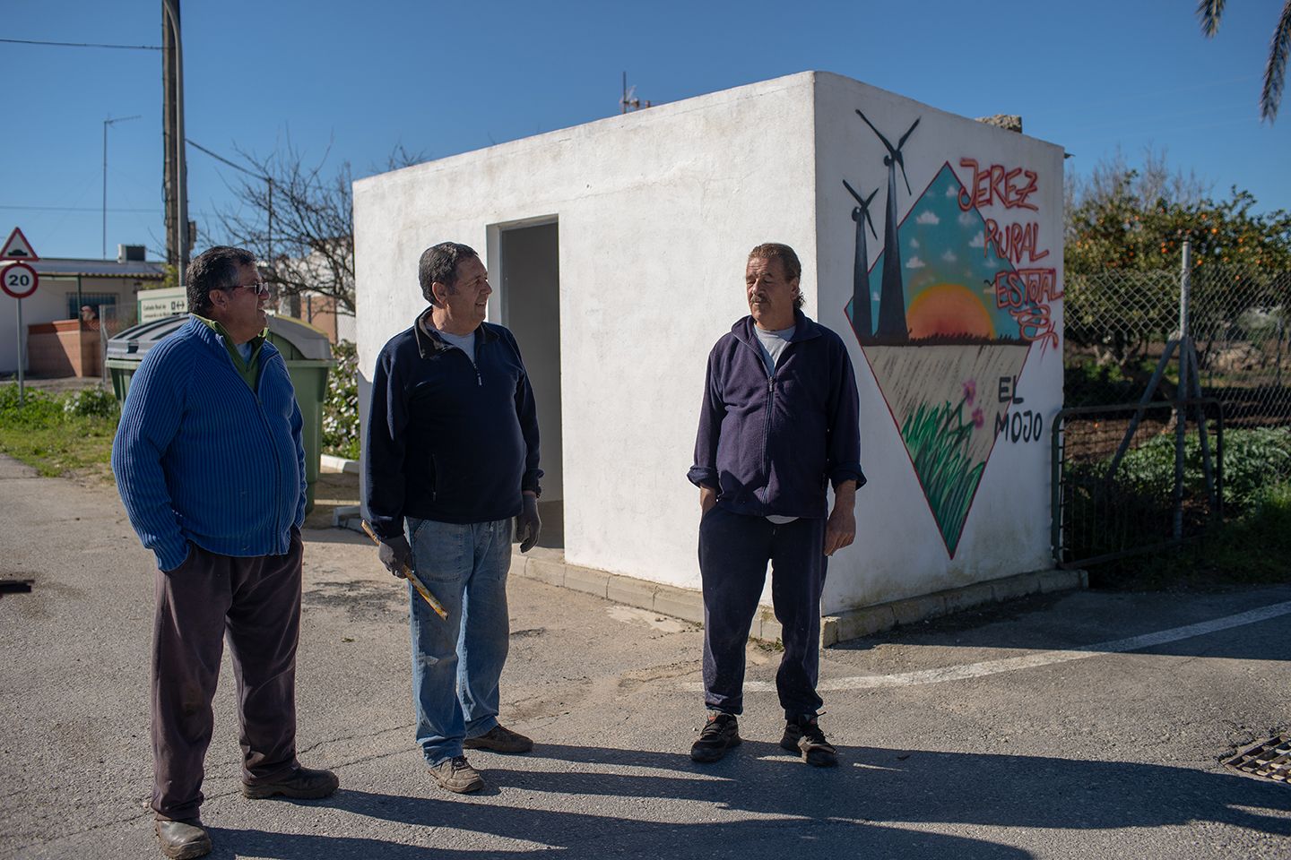 Honorio, José y Juan Antonio, hermanos, a la entrada de la barriada rural de El Mojo. FOTO: JUAN CARLOS TORO