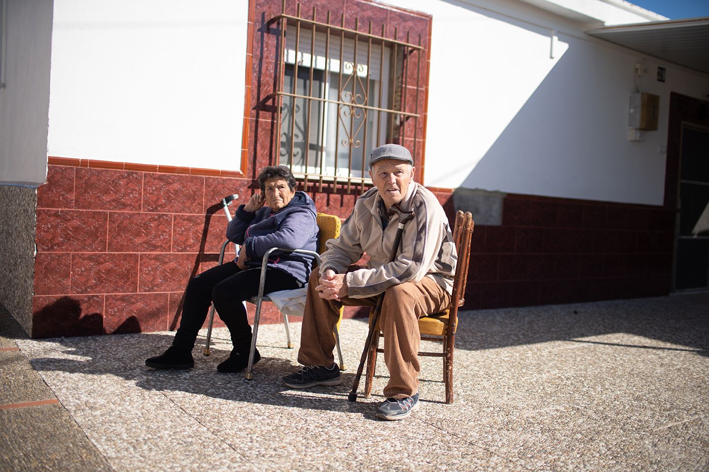 Vecinos sentados al sol, en Las Pachecas. FOTO: JUAN CARLOS TORO