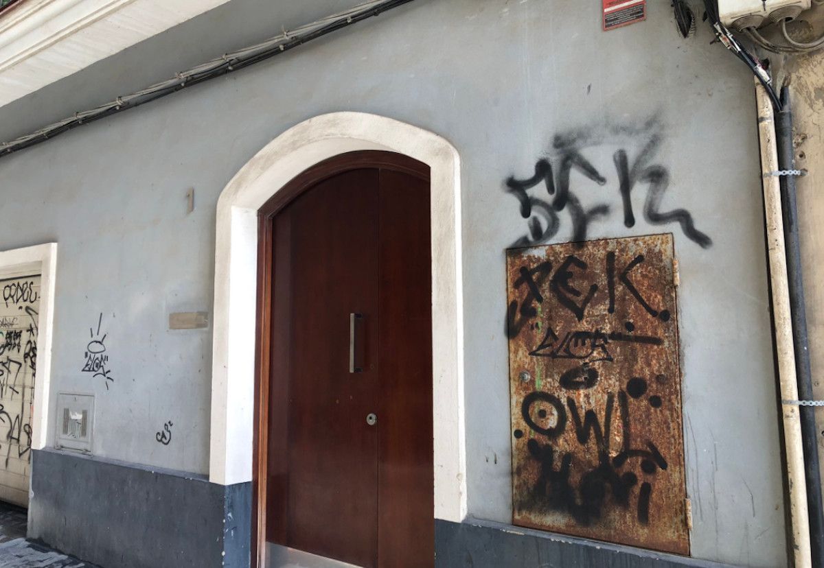 Pintadas vandálicas en una fachada de la calle Calderón de la Barca en Cádiz.
