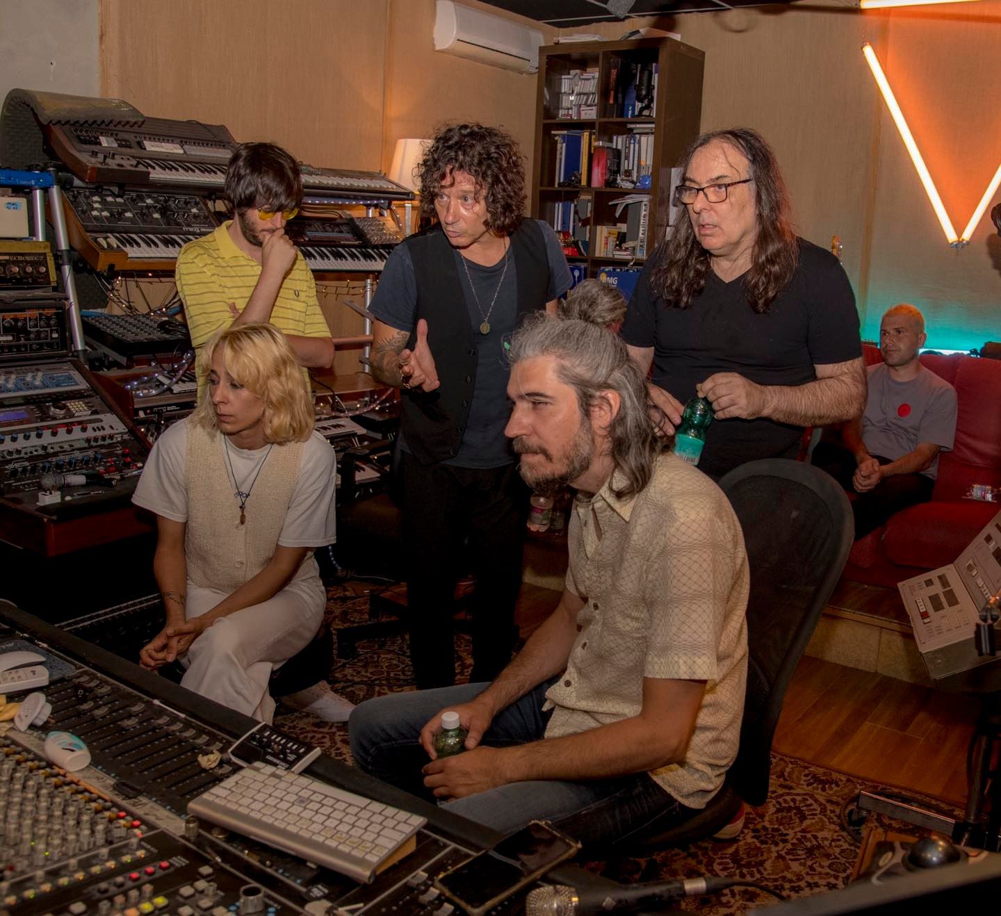 Enrique Bunbury en una grabación junto a Paco Loco