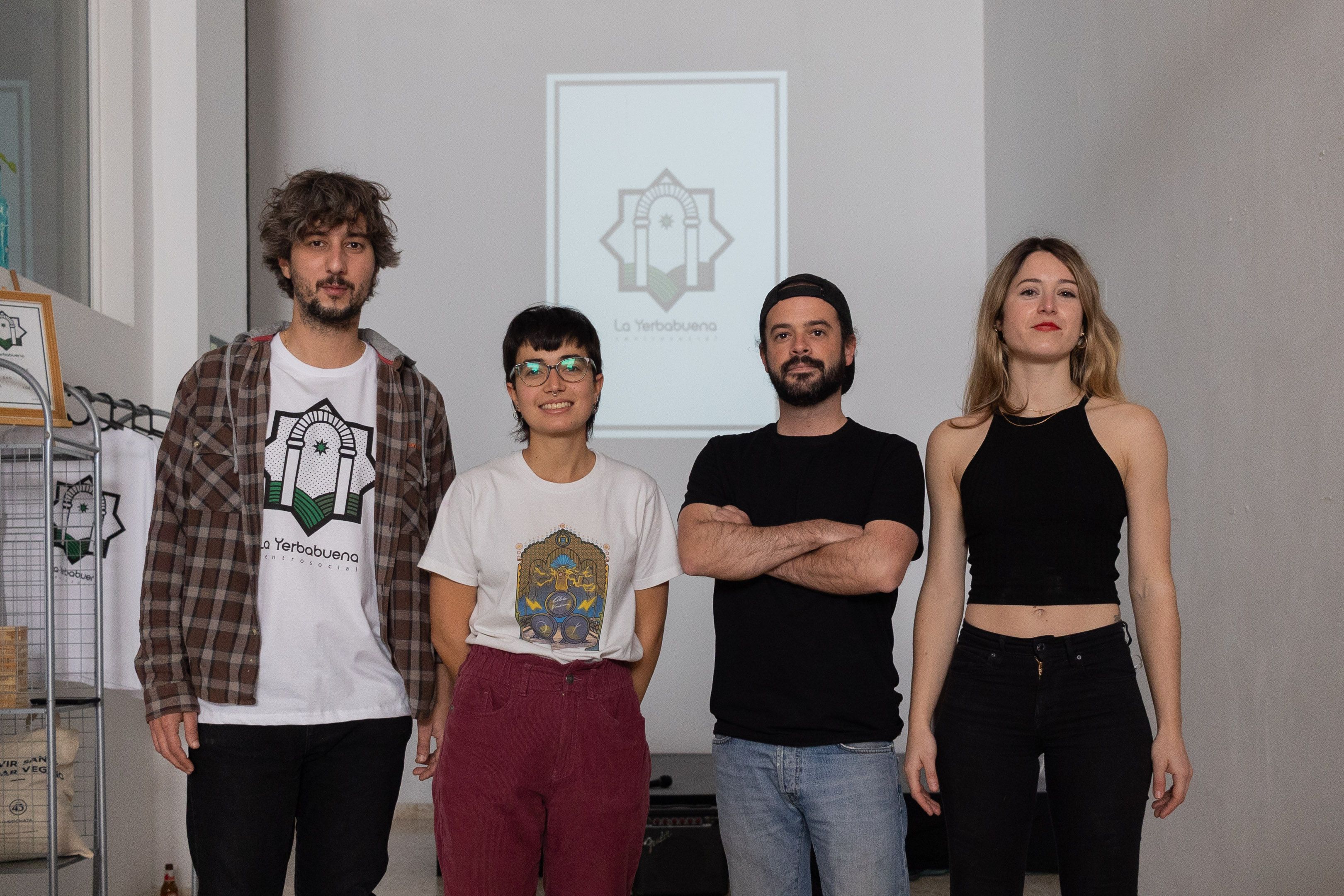 Juanlu, Inma, Gonzalo y Olga posan para la entrevista de lavozdelsur.es en el interior del centro social La Yerbabuena