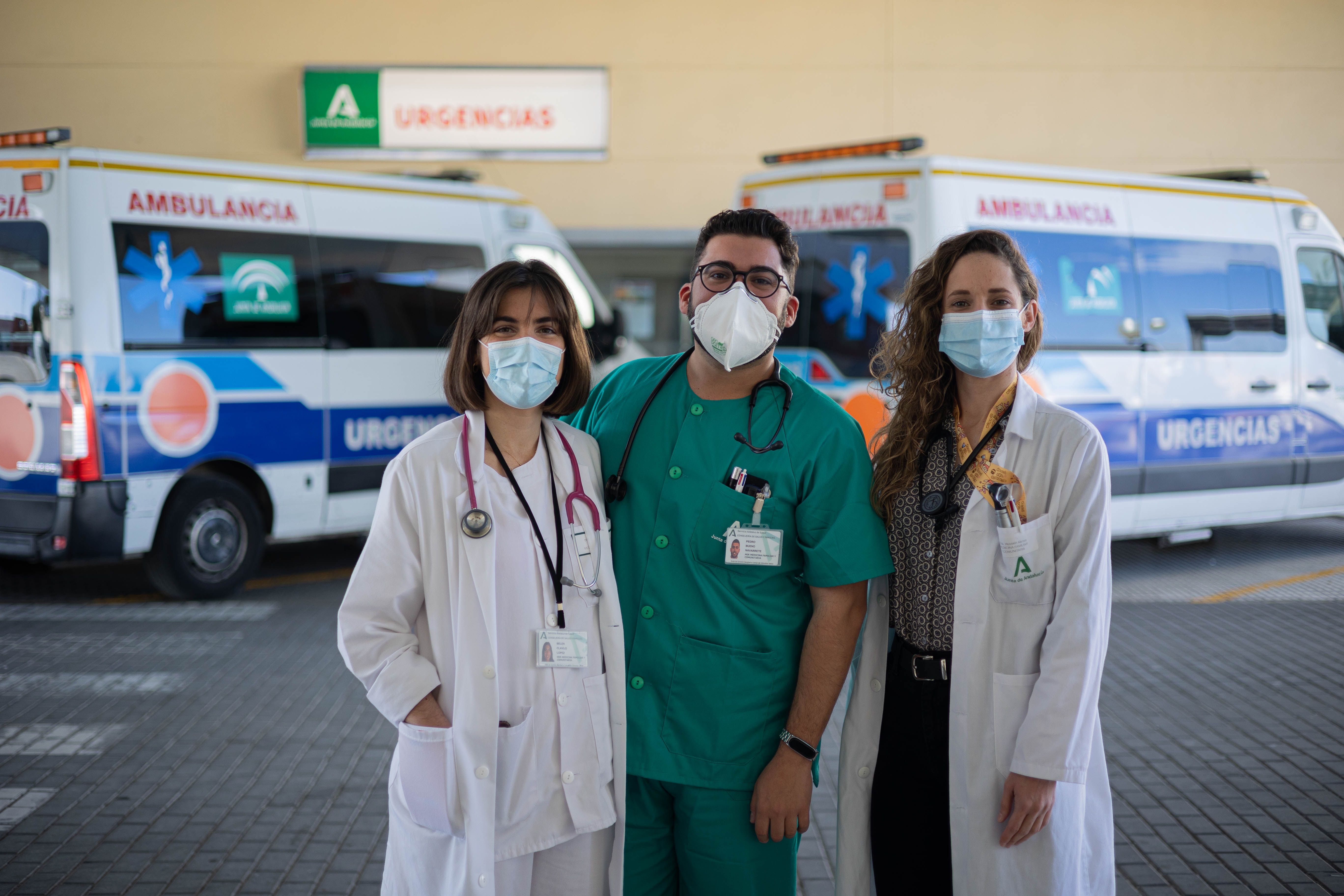 Belén, Pedro y Dania, a las puertas del hospital Punta de Europa de Algeciras. Los sanitarios que nos salvarán de futuras pandemias. El papel de la Voz. 