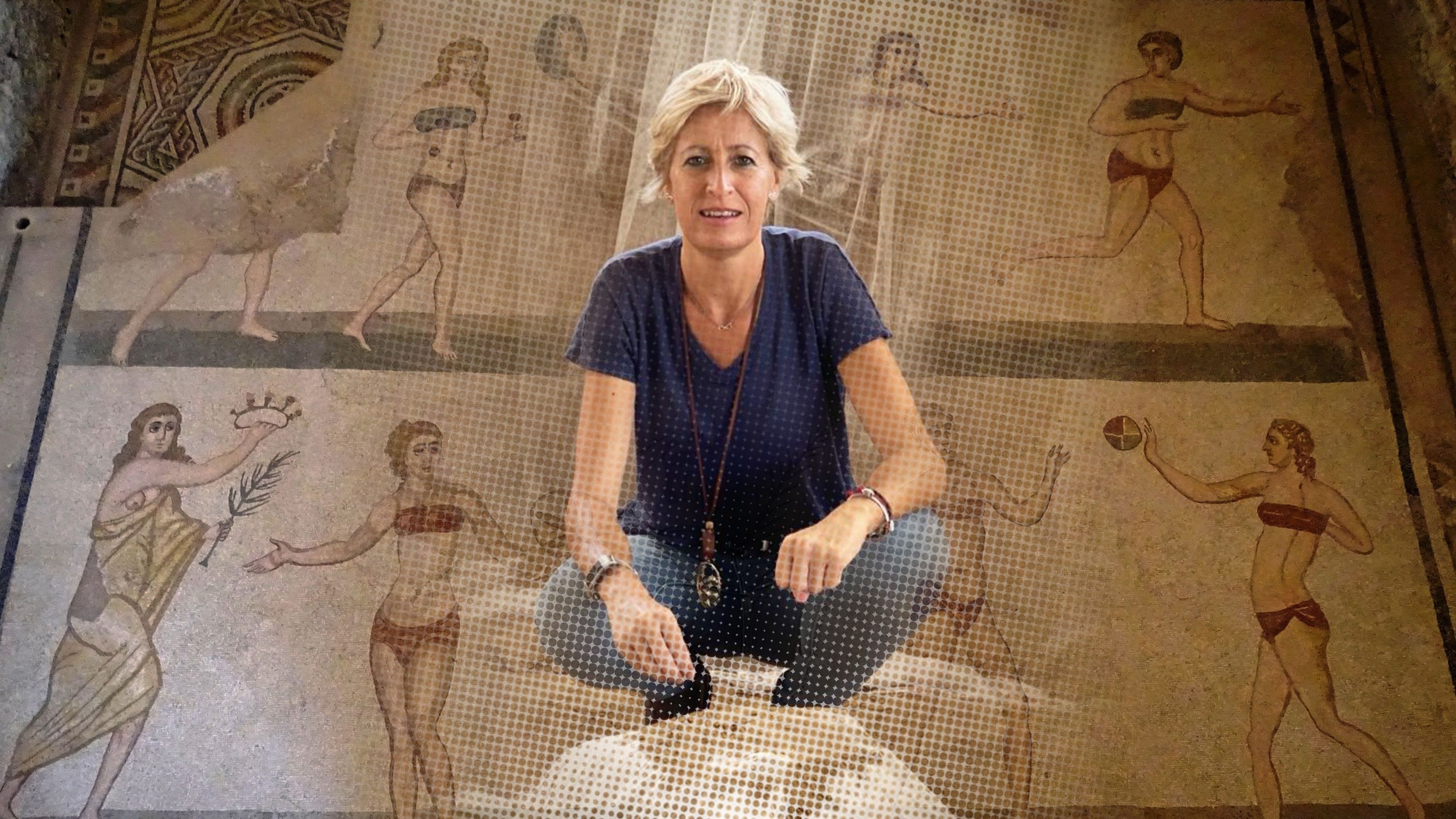 Lourdes Girón durante una excavación ante un pequeño altar en Murallas Timolonteas, ciudad helenística, en Gela (Italia) con el mosaico de 'mujeres en bikini' de fondo.