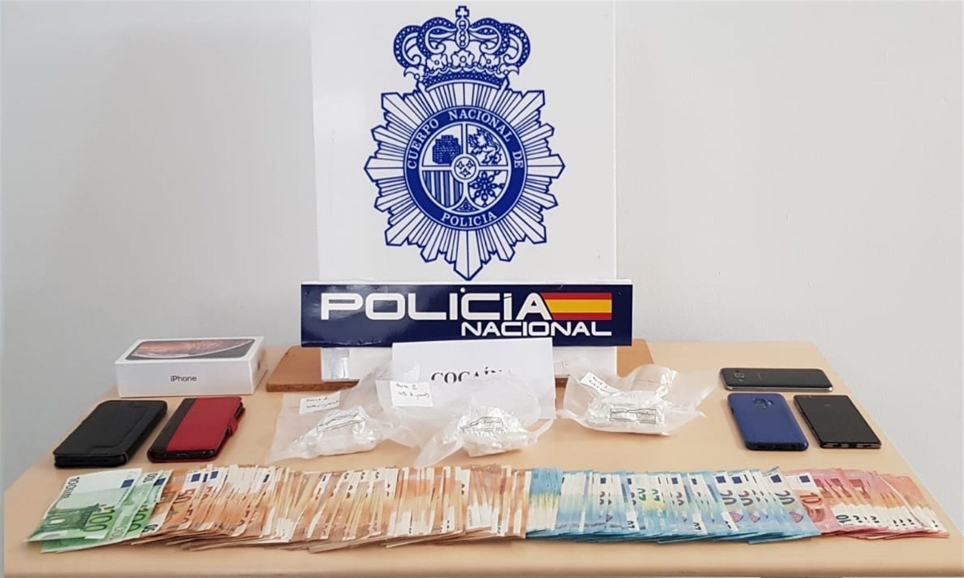 El dinero en efectivo y la droga requisada por la Policía. Foto: Policía Nacional.