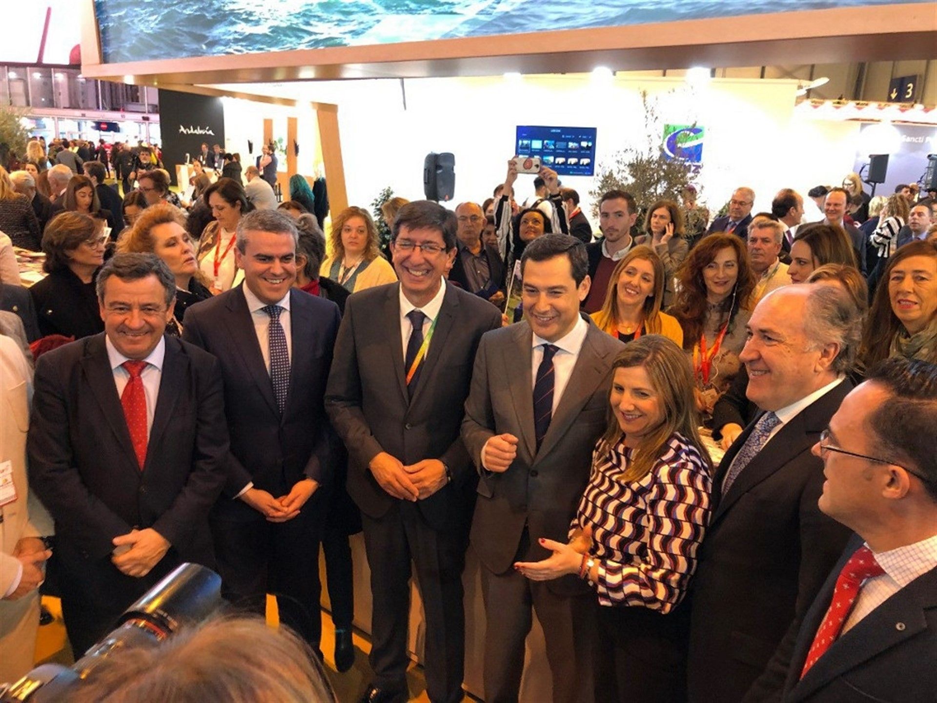 Moreno y Marín, en el stand de Cádiz en el pabellón de Andalucía en Fitur, saludan a Irene García y otros alcaldes de la provincia de Cádiz.