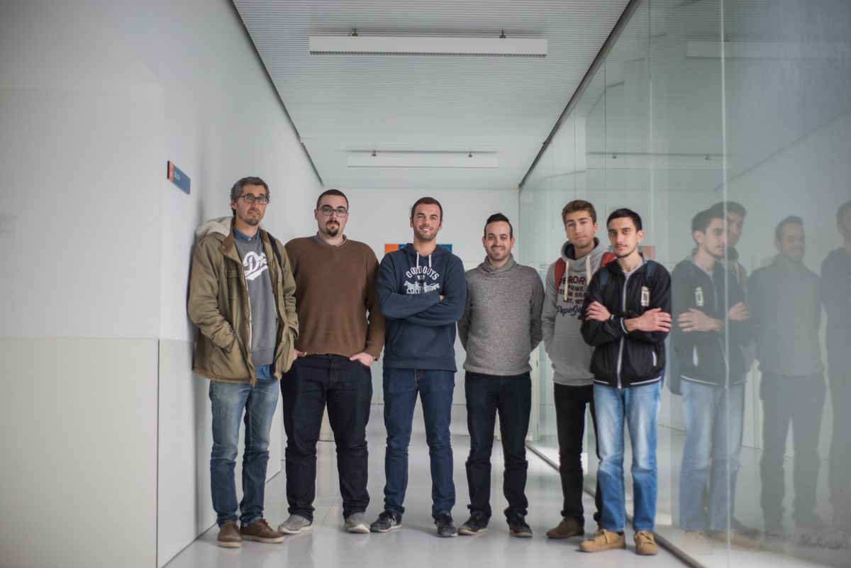 De izquierda a derecha: Nacho Mateos, Francisco León, David Aragón, José Luis Aparicio, Ernesto Romance y Carlos Díaz, equipo 'UCAnFly'. FOTO: MANU GARCÍA. 