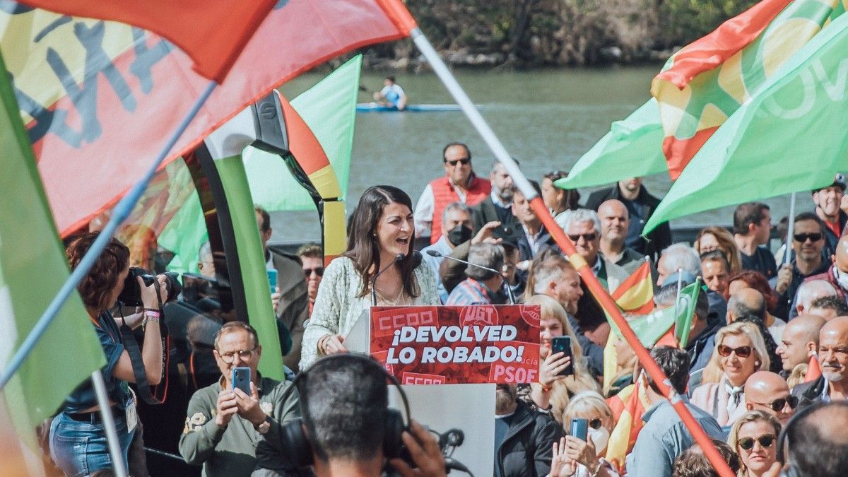 Macarena Olona, en Sevilla durante el 28F, en pleno acto con militantes y simpatizantes de Vox.