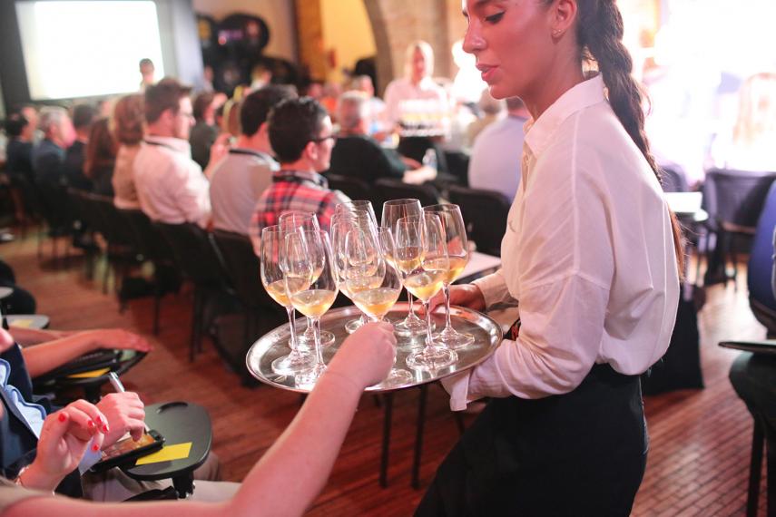 Una camarera con copas de vino. FOTO: JUAN CARLOS TORO. 