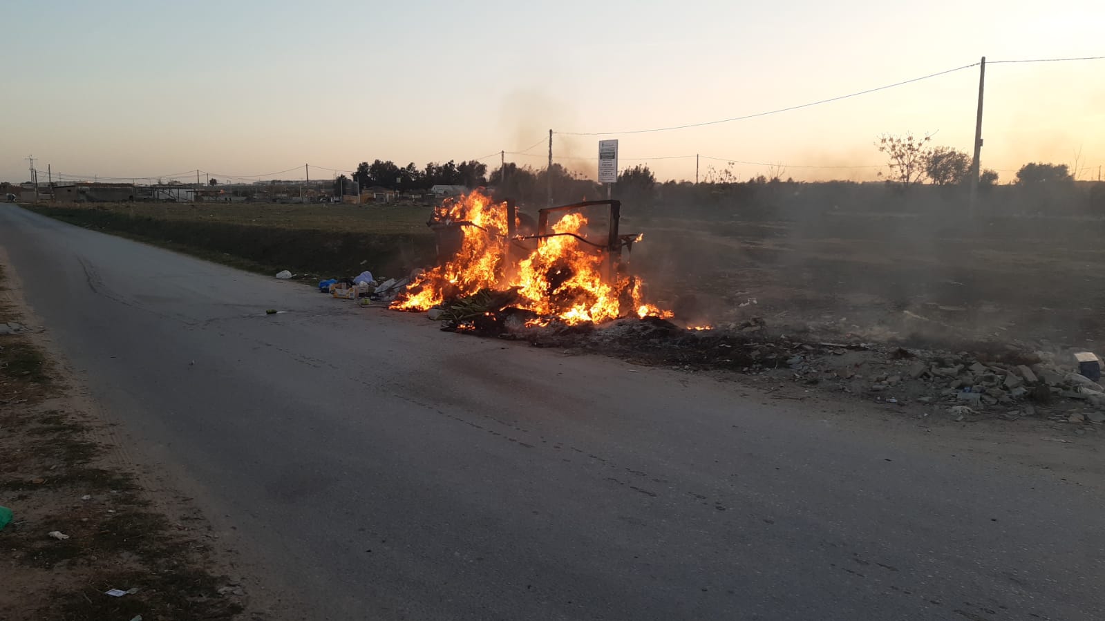 Contenedor ardiendo, este pasado lunes, en el Camino de Los Romanos, en El Puerto, consecuencia de la huelga en la limpieza y basura.