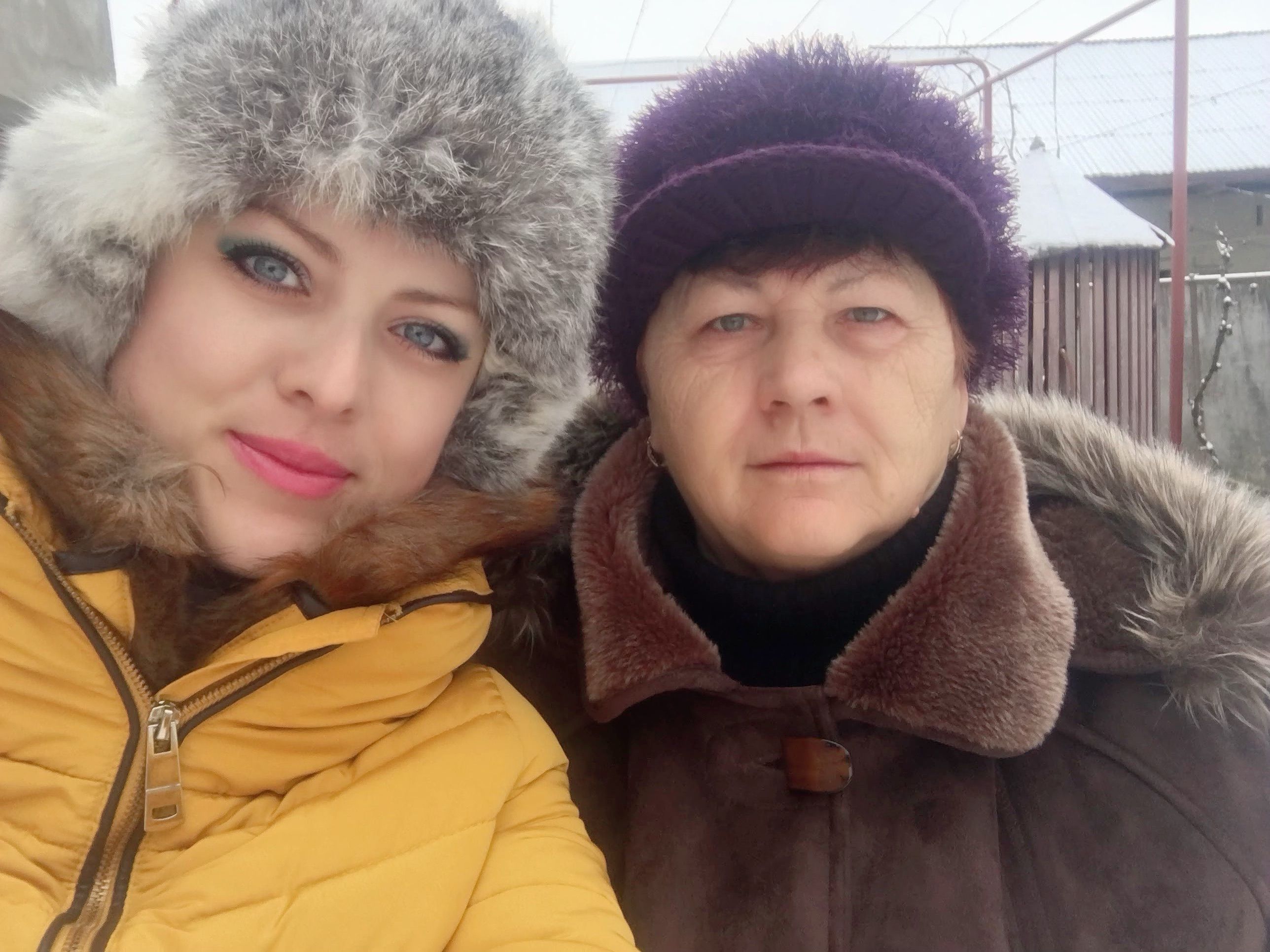 La ucraniana Oksana junto a su madre, en una imagen cedida.